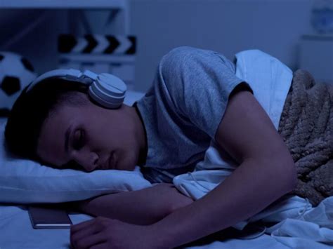 Is it Bad to Listen to Music While Sleeping? Exploring the Intricacies of Sleep and Auditory Stimulation